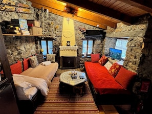 تلفزيون ذكي، مدفأة، ألعاب فيديو، كُتُب