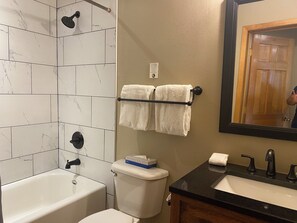 مجففات شعر، مناشف، صابون، ورق حمّام