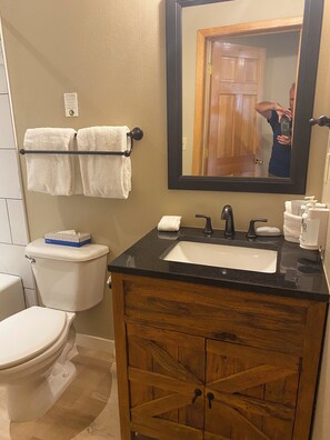 مجففات شعر، مناشف، صابون، ورق حمّام