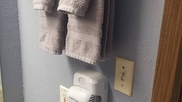 SĂšche-cheveux, serviettes fournies, savon, papier toilette