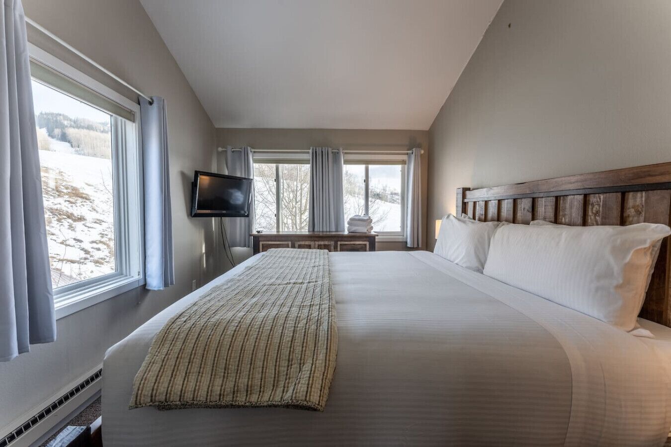 Desk, WiFi, bed sheets