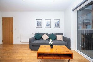TV - Stylish Apartment with Balcony in London (London)