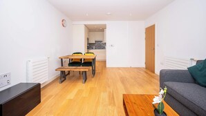 Interior - Stylish Apartment with Balcony in London (London)