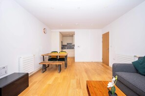 Interior - Stylish Apartment with Balcony in London (London)