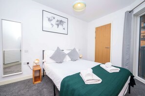1 bedroom, iron/ironing board, WiFi, bed sheets - Stylish Apartment with Balcony in London (London)