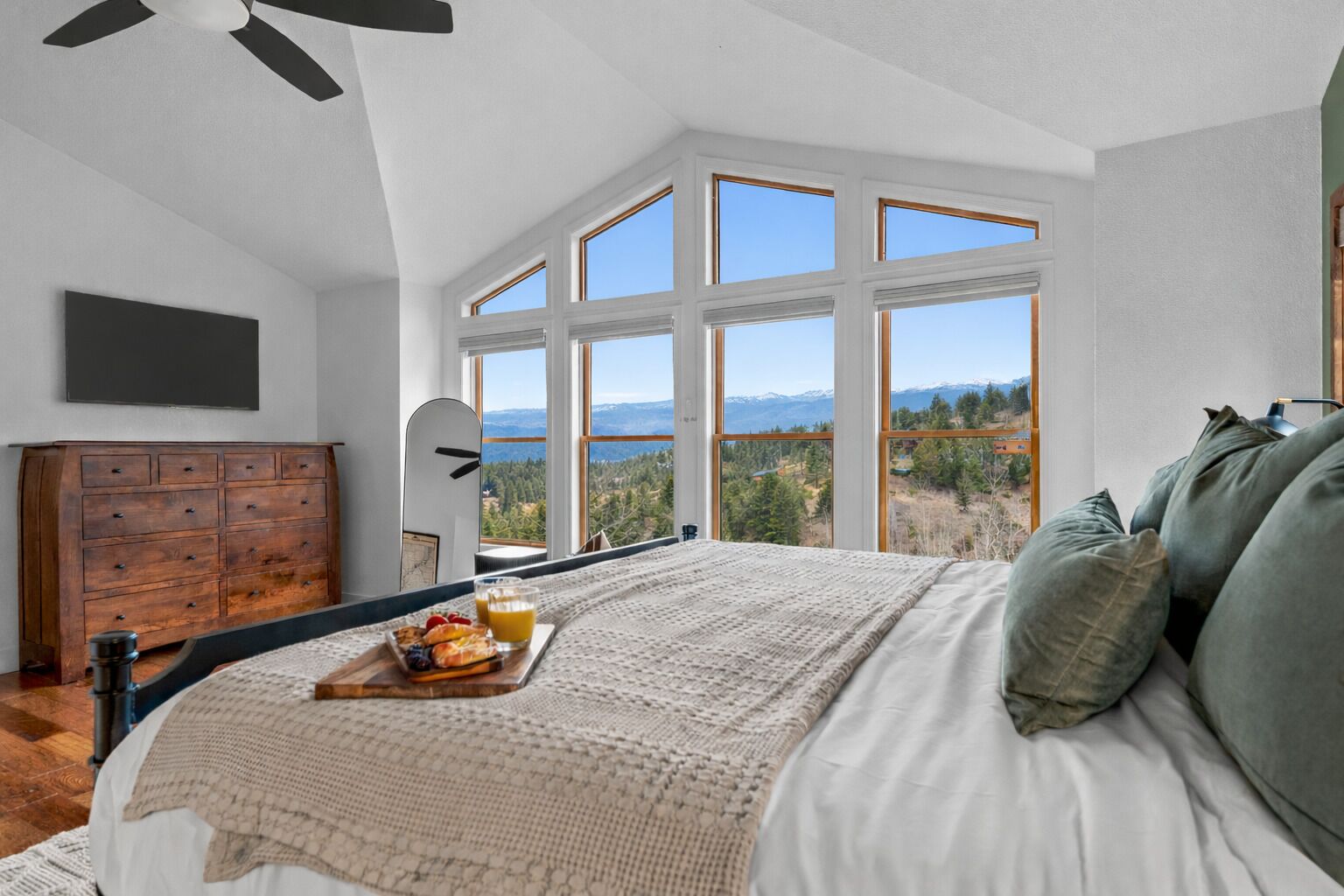 4 bedrooms, iron/ironing board, travel crib, free WiFi