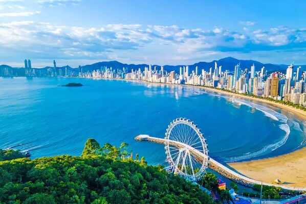 En la playa, arena blanca