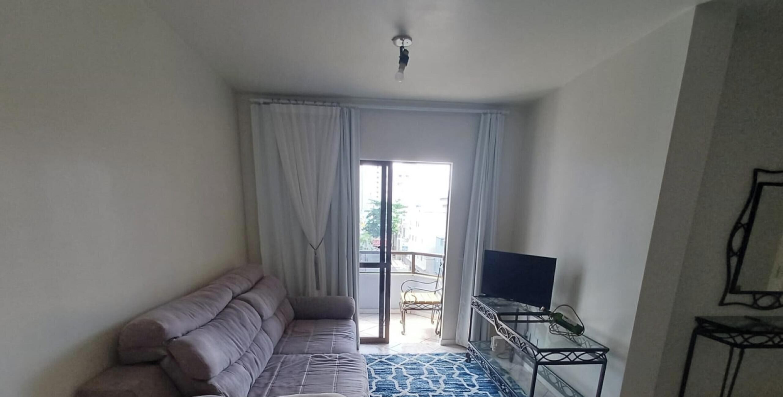 Apartamento premium, vista para a cidade | Área de estar | TV 32 polegadas com canais digitais