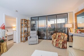 Living area - Siesta Key Rental 100 steps to the Beach (Siesta Key)