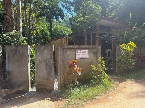 Lovely 1-bedroom private bungalows at riverside resort with AC and full kitchen.