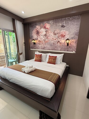 Lovely 1-bedroom private bungalows at riverside resort with AC and full kitchen.