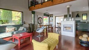 A spacious living area with a high ceiling, a dining area, and a kitchen. - Maison piscine proche Alpilles (Noves)