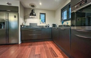 Een magnetron, een oven, een vaatwasser, kookgerei, borden en bestek