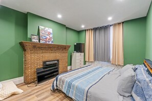 4 bedrooms, iron/ironing board, Internet, bed sheets