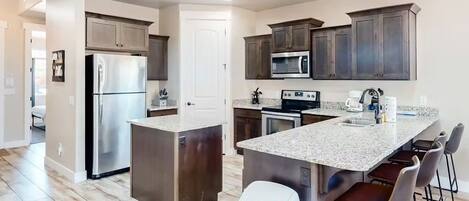 Een koelkast, een microgolfoven, een oven, een kookplaat