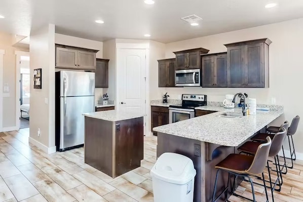 Réfrigérateur, micro-ondes, four, plaque de cuisson