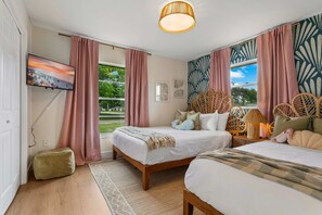 3 bedrooms, iron/ironing board, WiFi, bed sheets - Tropic Luxe - Saltwater Pool + Hot Tub + 3 Miles to IMG (Bradenton)