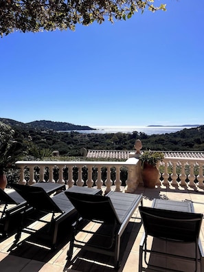 Terrace/patio - Lou Chamanou - House with sea view, swimming pool. Cavaliere (Le Lavandou)