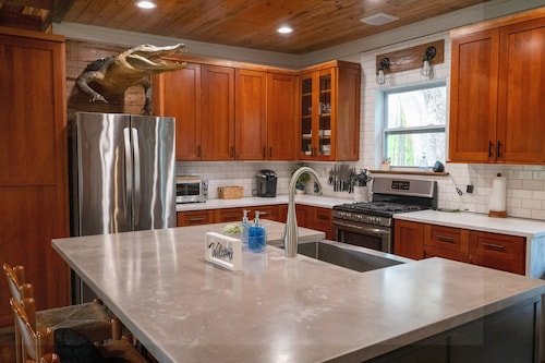 Burnt Pine Ranch - Springs Retreat. 100 year old secluded rustic farm cabin.