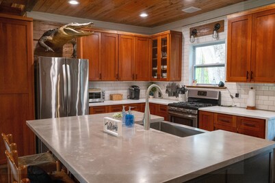 Burnt Pine Ranch - Springs Retreat. 100 year old secluded rustic farm cabin.