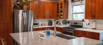 Burnt Pine Ranch - Springs Retreat. 100 year old secluded rustic farm cabin.