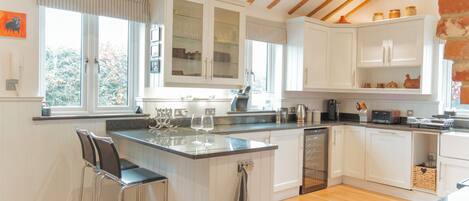 Kjøleskap, mikrobølgeovn, ovn og kokeplater