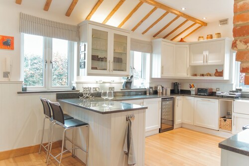 Stunning Idyllic 2-Bed Cottage for a Luxury Retreat in the Countryside