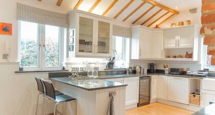 Stunning Idyllic 2-Bed Cottage for a Luxury Retreat in the Countryside