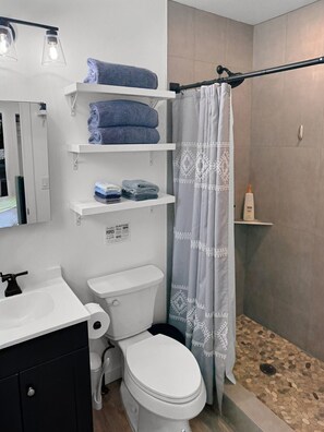 Shower, hair dryer, towels, soap - Hibiscus Hale - Perfect for 2! (Waialua)