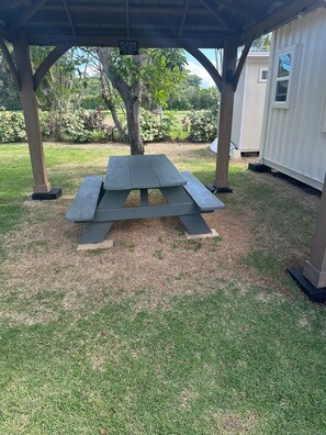 Outdoor dining - Hibiscus Hale - Perfect for 2! (Waialua)