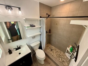 Dusche, Haartrockner, Handtücher, Seife