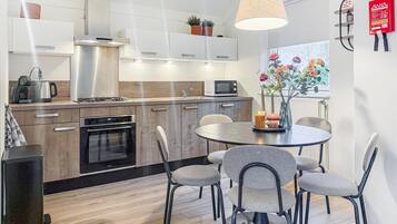 Een koelkast, een oven, een kookplaat, een vaatwasser