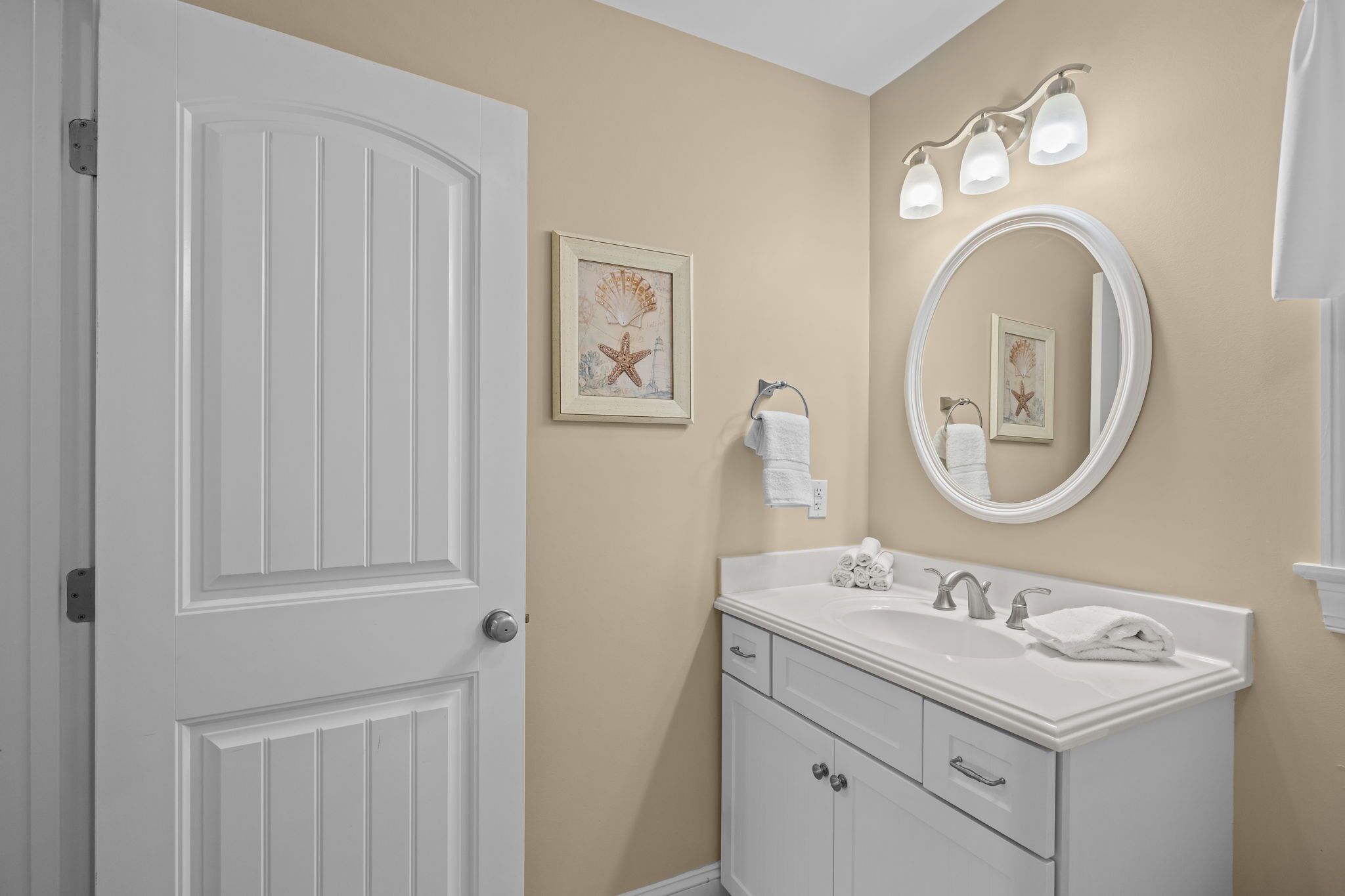 Chuveiro, secador de cabelo, toalhas de banho 