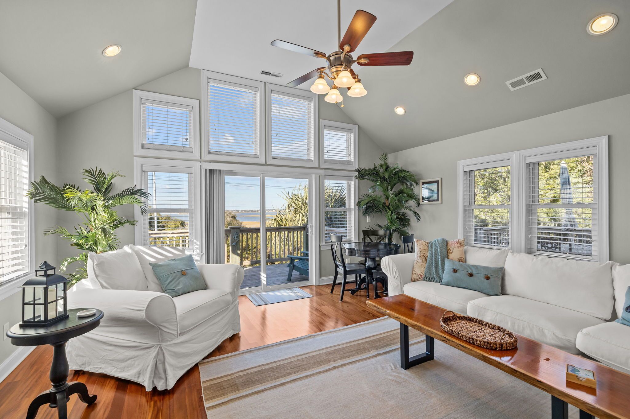 智能电视、壁炉、DVD 播放器、影片库