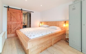 4 bedrooms, travel cot, free WiFi - Beautiful home in Scharendijke (Scharendijke)