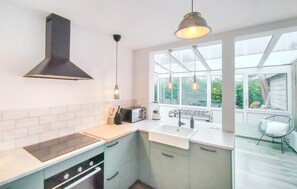 Fridge, microwave, oven, stovetop - Beautiful home in Scharendijke (Scharendijke)