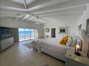 5 bedrooms, WiFi, bed sheets - Villa Sunshine: Beachfront (Simpson Bay)