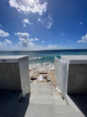 Beach - Villa Sunshine: Beachfront (Simpson Bay)