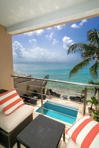 Villa Myles: Beachfront