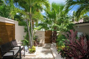 Terrace/patio - Villa Myles: Beachfront (Simpson Bay)