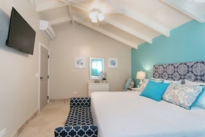 3 bedrooms, WiFi, bed sheets - Villa Myles: Beachfront (Simpson Bay)