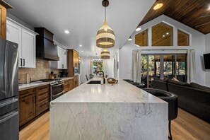 Réfrigérateur, micro-ondes, plaque de cuisson, lave-vaisselle