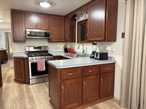 Microwave, oven, stovetop, dishwasher - Spacious 4-bedroom house in Green Bay - Just 10mins away from Lambeau Field! (Green Bay)