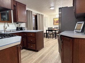 Microwave, oven, stovetop, dishwasher - Spacious 4-bedroom house in Green Bay - Just 10mins away from Lambeau Field! (Green Bay)