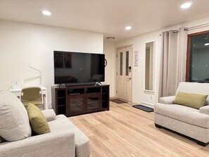 TV - Spacious 4-bedroom house in Green Bay - Just 10mins away from Lambeau Field! (Green Bay)