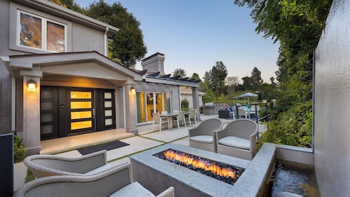 LA Hillside Retreat w/ Pool, Views, Fire Pit & Outdoor Lounging Casa Bellagio by Avantstay