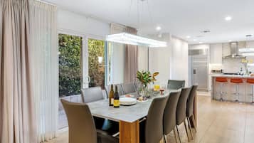 Casa (Multiple Bedrooms) | Parte interna