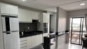 Luxury Apartment, Jetted Tub, Beach View | Private kitchen | Fridge, microwave, cookware/dishes/utensils - Skyline Confort Club - Blue Horizon (Penha)