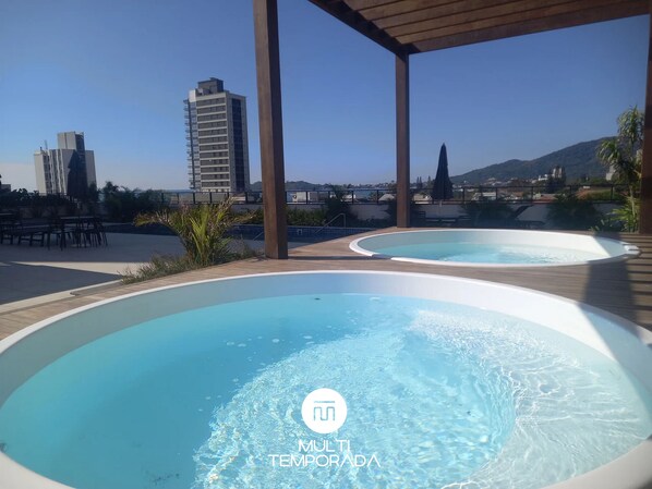 Luxury Apartment, Jetted Tub, Beach View | Outdoor spa tub - Skyline Confort Club - Blue Horizon (Penha)