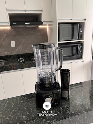 Design Apartment, Patio, Sea View | Private kitchen | Fridge, microwave, cookware/dishes/utensils - Skyline Confort Club - Blue Horizon (Penha)